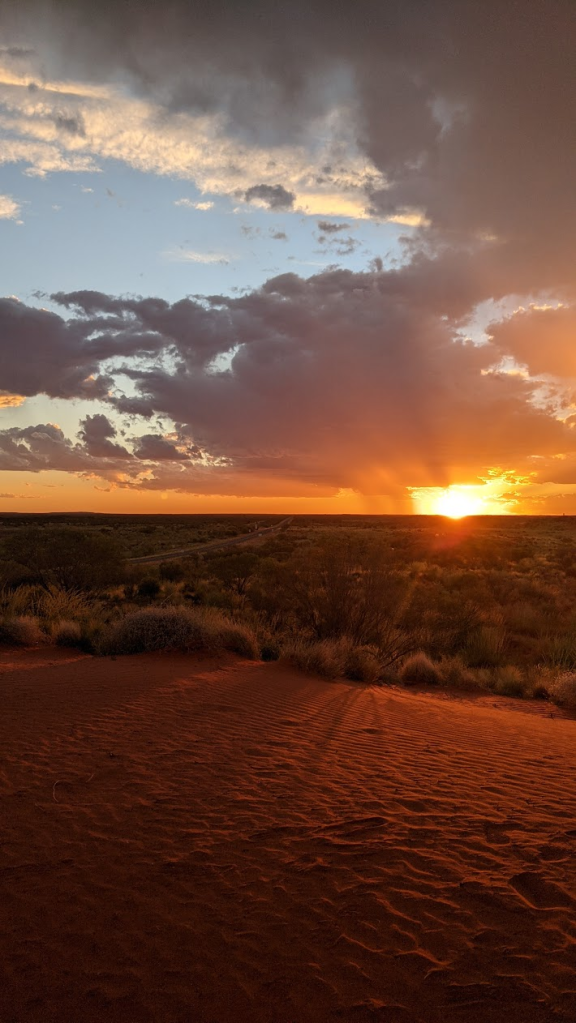 sắc đỏ của cát sa mạc càng làm tôn lên vẻ rực rỡ của hoàng hôn nơi đây (thị trấn Uluru, Úc)